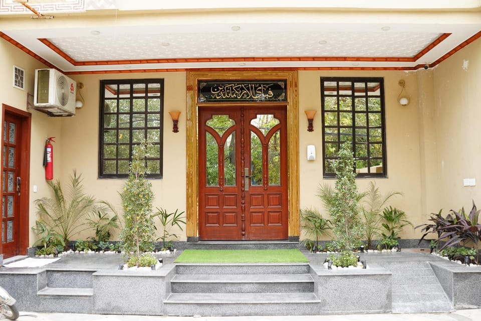 Facade/entrance, Day, Garden