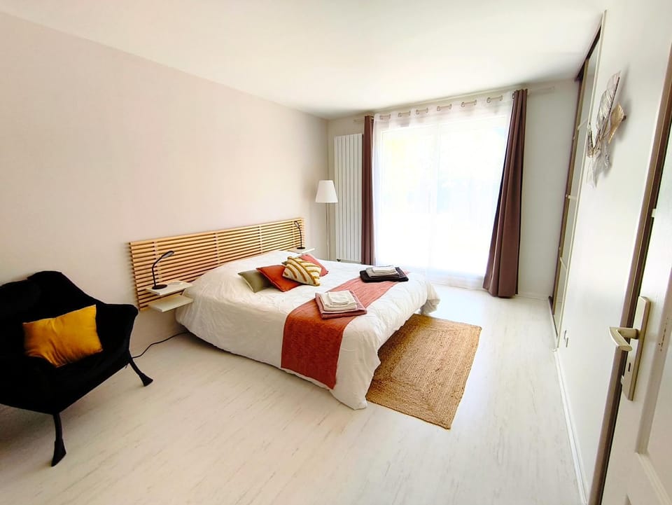 Bed, Bedroom, towels