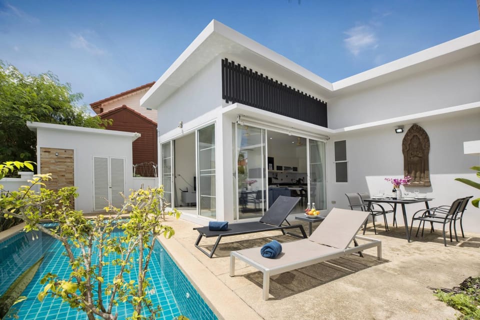 Property building, Day, Garden, Pool view, Swimming pool, sunbed