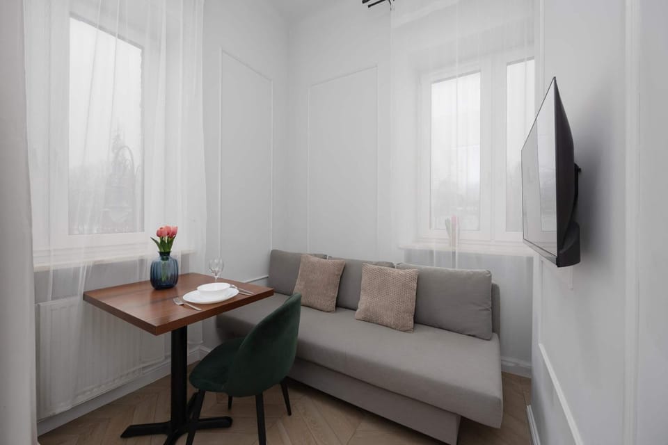 TV and multimedia, Seating area, Dining area