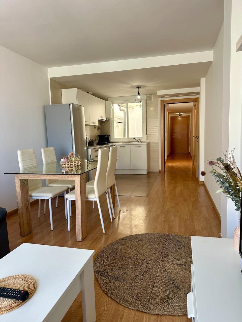 Kitchen or kitchenette, Living room, Seating area, Dining area
