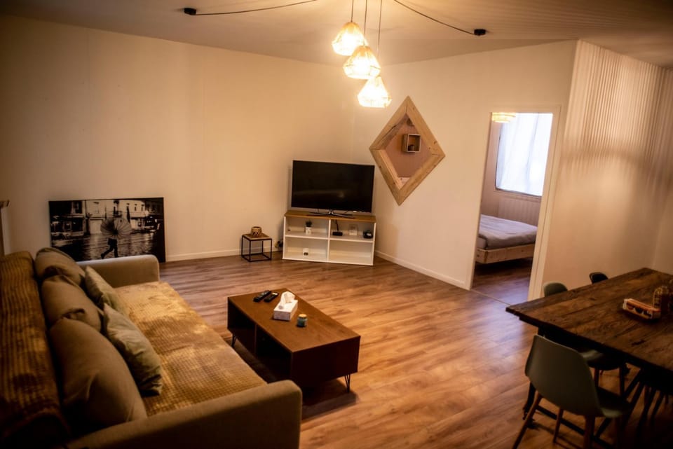 Centre Ville - appartement de caractère- baignoire Balneo Apartment in Besançon