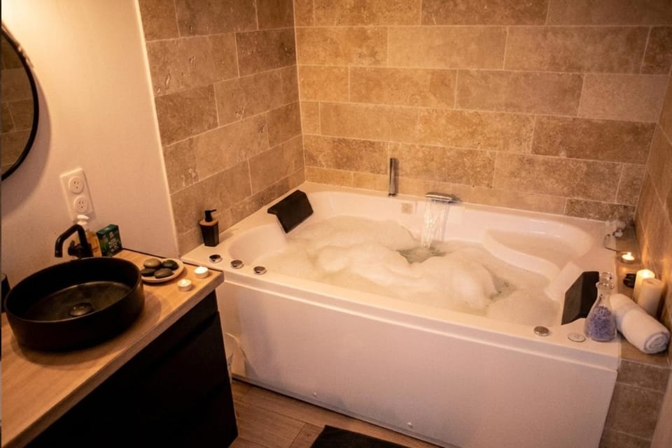 Hot Tub, Bathroom