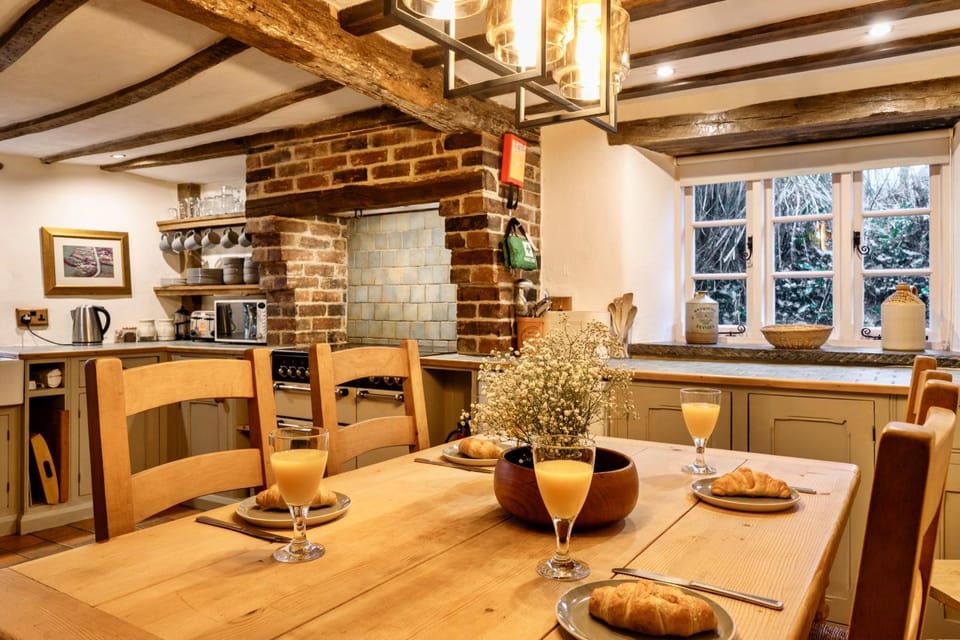 Kitchen or kitchenette, Seating area, Dining area