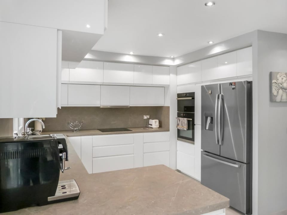 Coffee/tea facilities, Kitchen or kitchenette, dishwasher, oven, stove, toaster