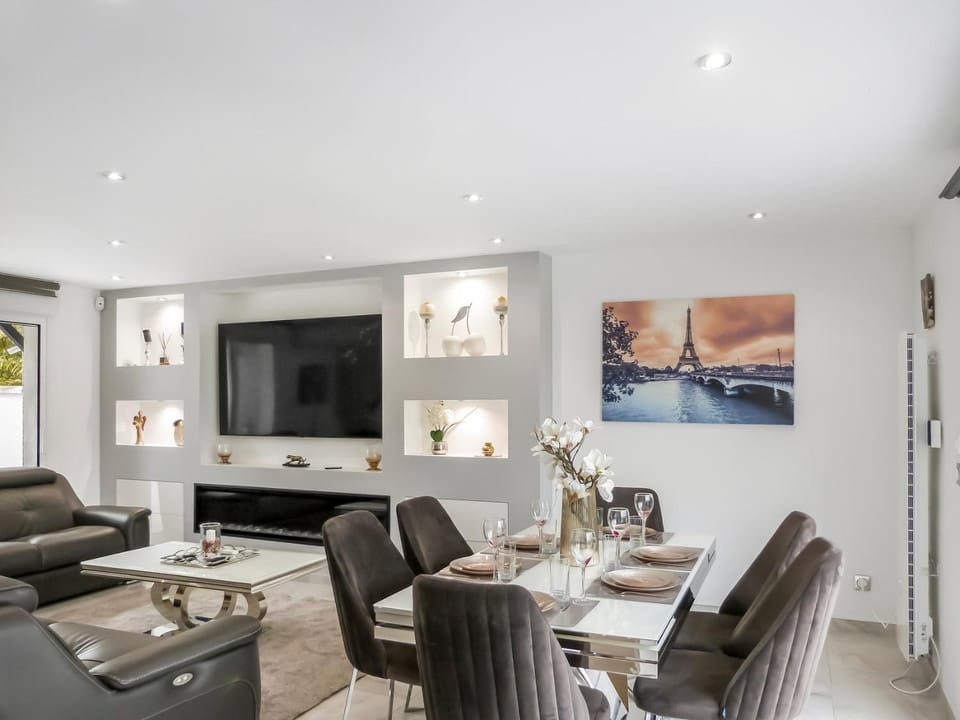 TV and multimedia, Living room, Dining area