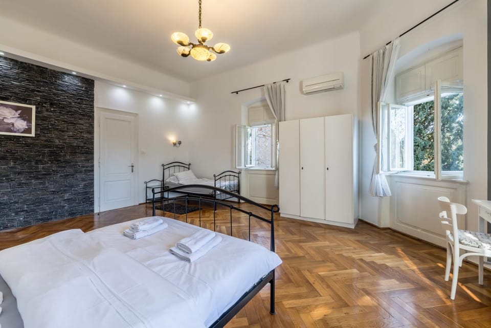 Bed, Bedroom, City view, Landmark view, air conditioner