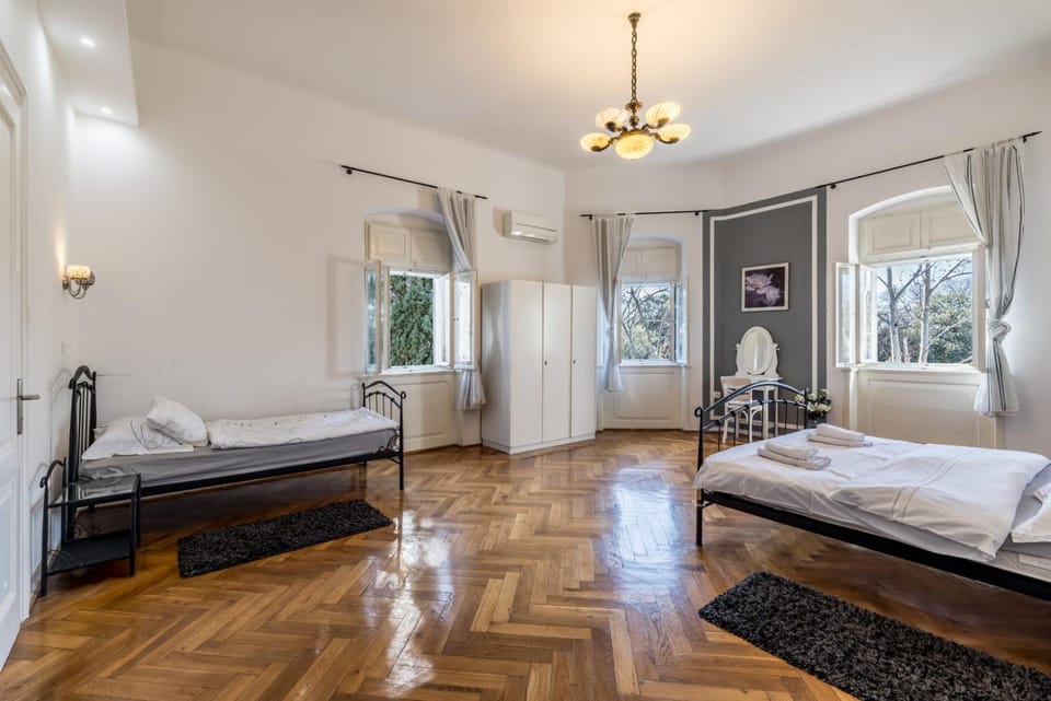 Bed, Bedroom, City view, Landmark view, air conditioner