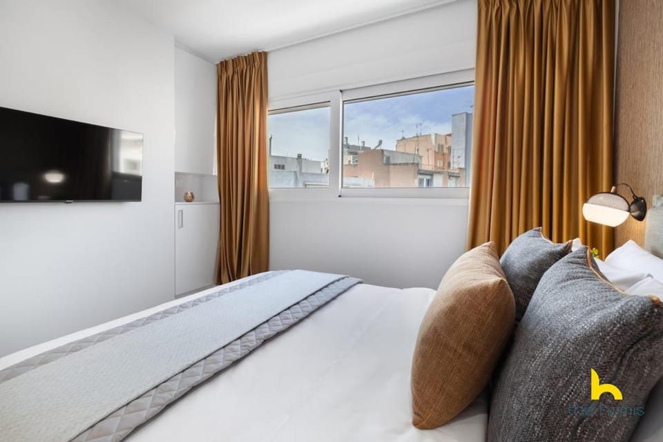 Stunning Top-Floor Duplex w Outdoor Jacuzzi! Apartment in Athens