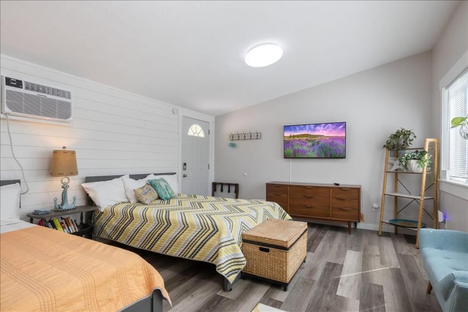 Lakeside Serenity Dock Days & Firepit Nights House in Lake of the Ozarks