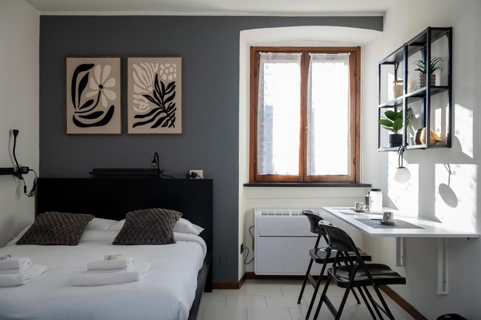 Bed, Seating area, Bedroom
