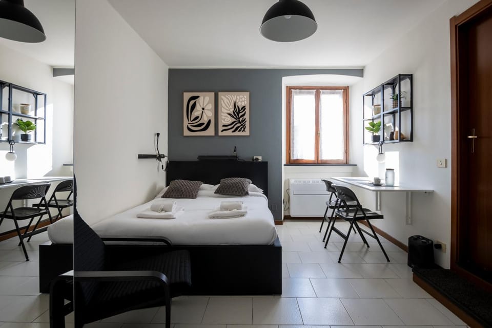 Bed, Photo of the whole room, Seating area, Bedroom