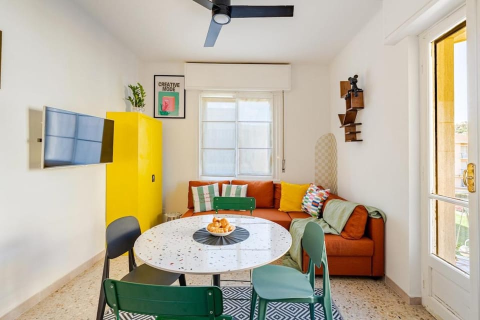 TV and multimedia, Living room, Seating area, Dining area