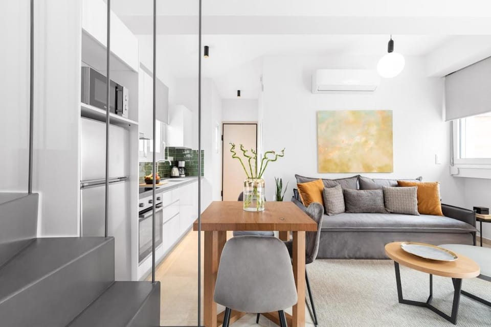 Sun-Splashed Top-Floor Duplex w Outdoor Jacuzzi! Apartment in Athens