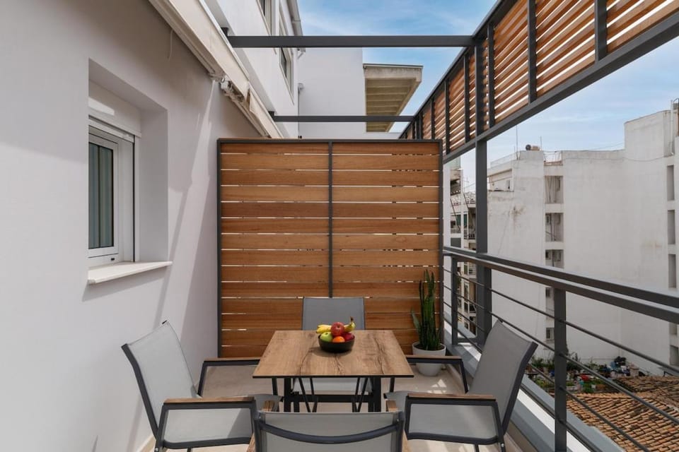 Sun-Splashed Top-Floor Duplex w Outdoor Jacuzzi! Apartment in Athens