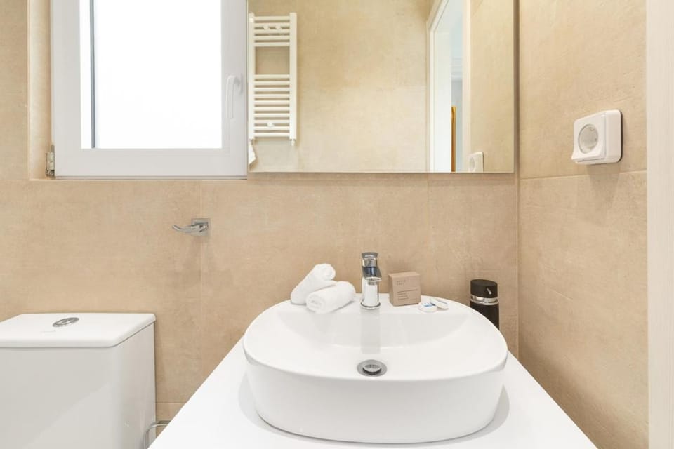 Sun-Splashed Top-Floor Duplex w Outdoor Jacuzzi! Apartment in Athens