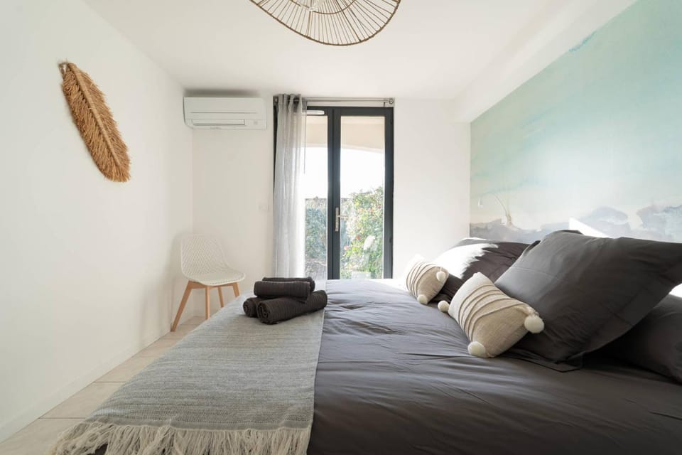 Bed, Photo of the whole room, Bedroom, air conditioner