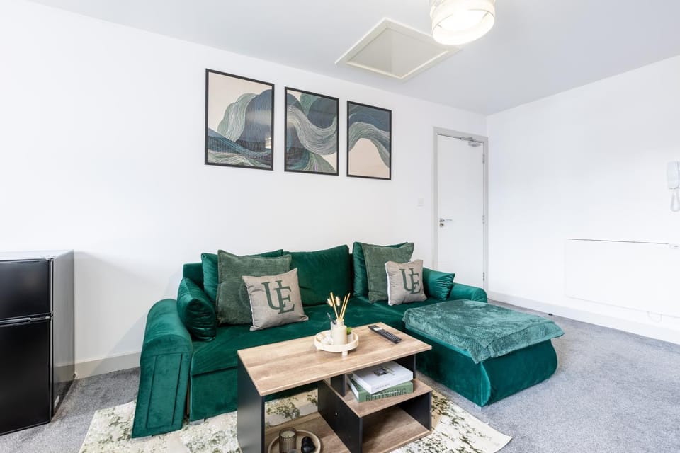 The Emerald Suite 1BR Apartment Near Etihad & Coop Live Apartment in Manchester