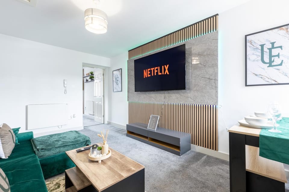 The Emerald Suite 1BR Apartment Near Etihad & Coop Live Apartment in Manchester
