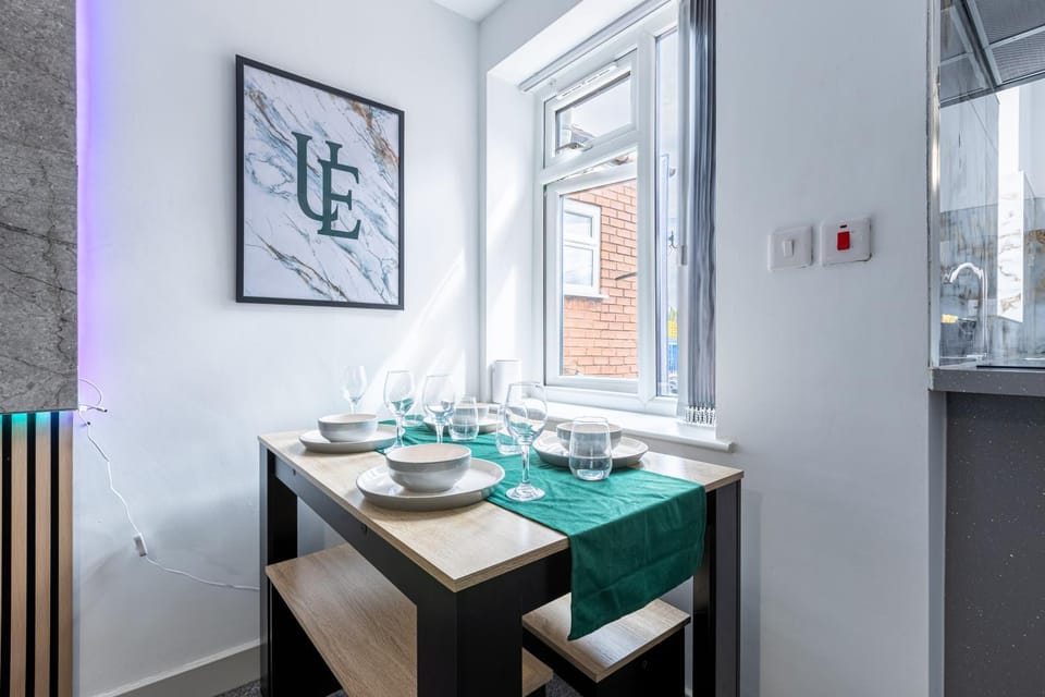 The Emerald Suite 1BR Apartment Near Etihad & Coop Live Apartment in Manchester
