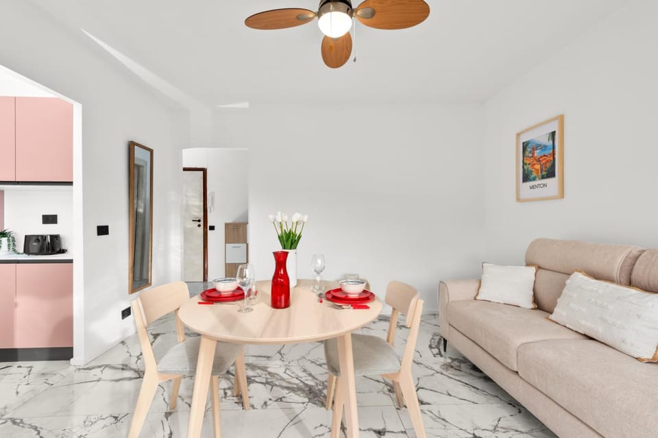 Kitchen or kitchenette, Living room, Seating area, Dining area