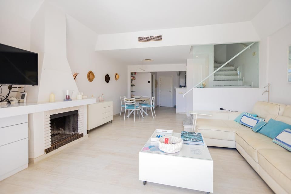 TV and multimedia, Kitchen or kitchenette, Living room, Seating area, Dining area