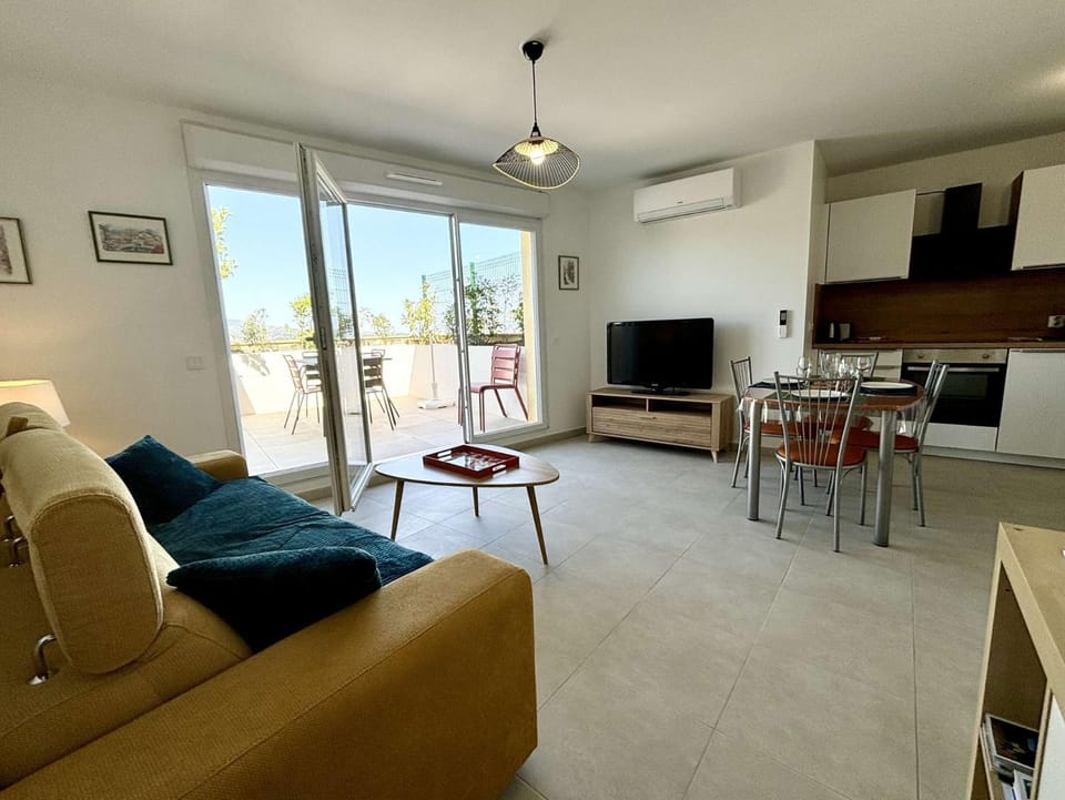 TV and multimedia, Kitchen or kitchenette, Living room, Dining area, air conditioner