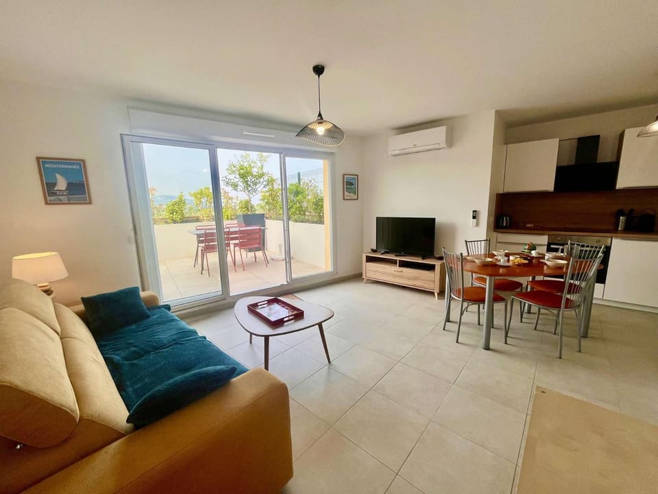 TV and multimedia, Kitchen or kitchenette, Living room, Dining area, air conditioner