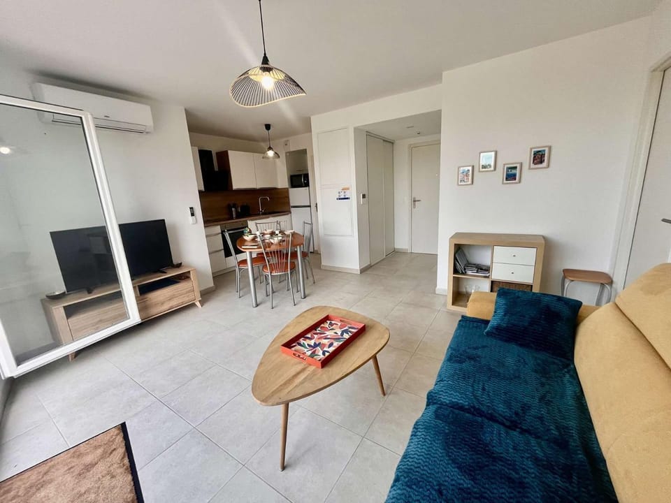 TV and multimedia, Living room, Dining area, air conditioner