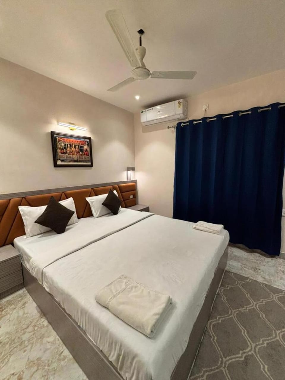 Photo of the whole room, Bedroom