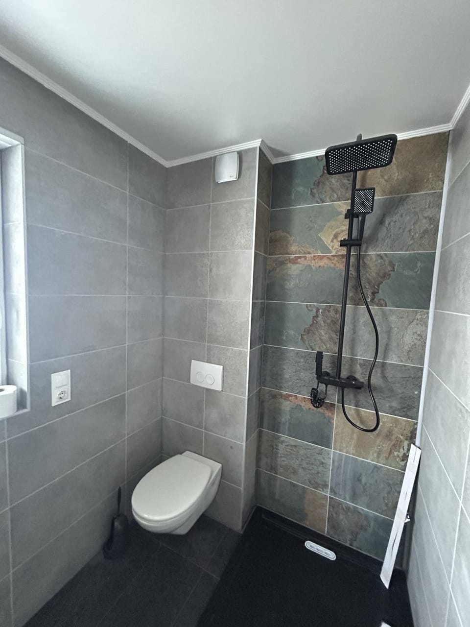 Shower, Toilet