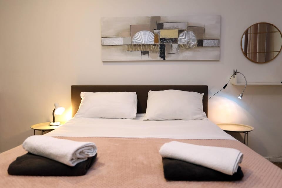 Bed, towels