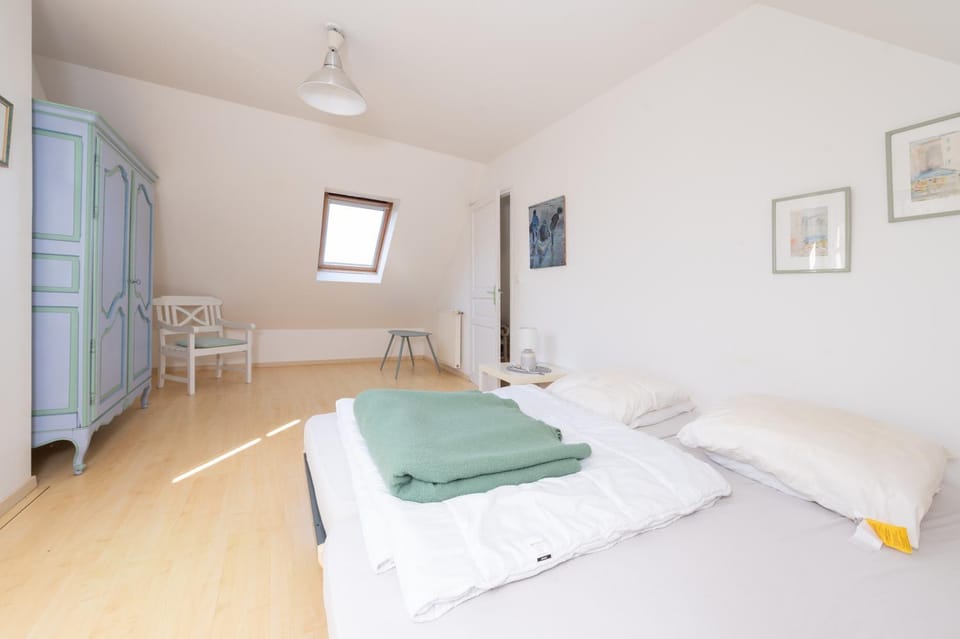 Property building, Living room, Bedroom