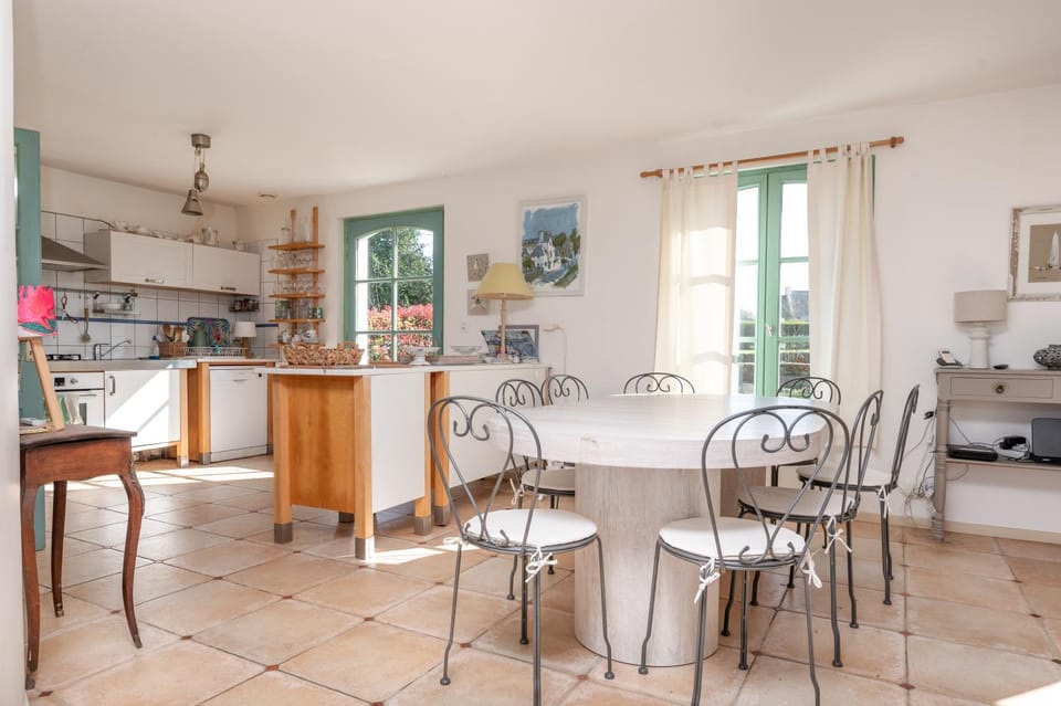 Property building, Kitchen or kitchenette, Living room