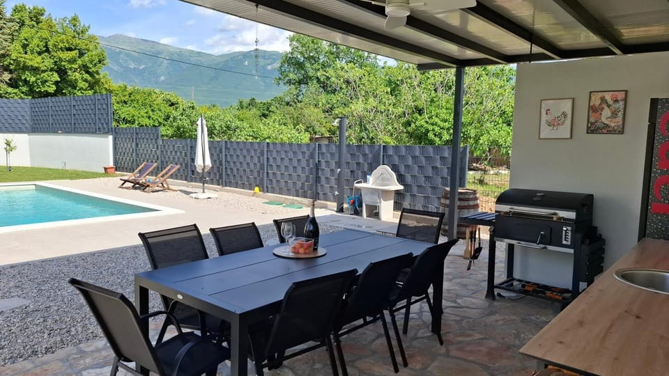 Day, Natural landscape, BBQ facilities, Dining area, Mountain view, Pool view, Swimming pool, kitchen