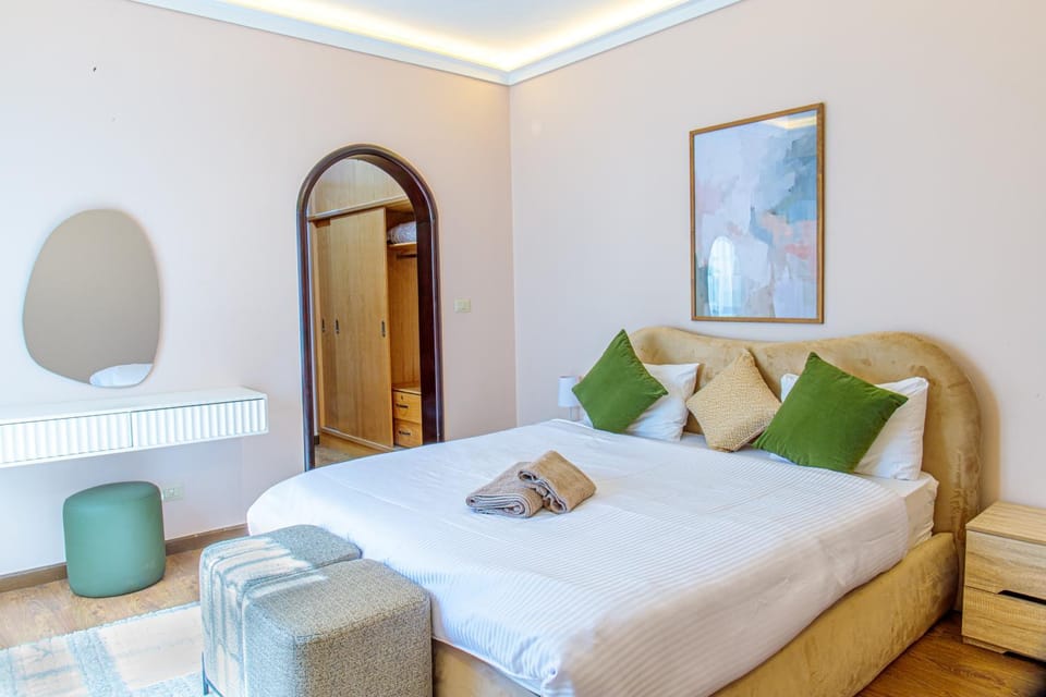 Bed, Bedroom, towels, wardrobe