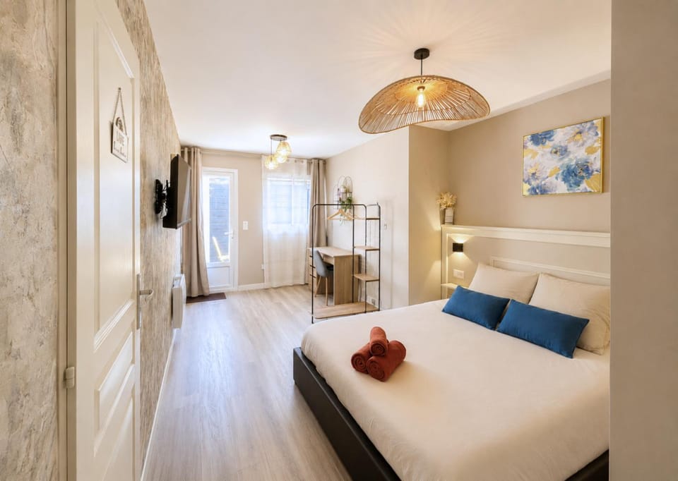 Photo of the whole room, Seating area, Bedroom