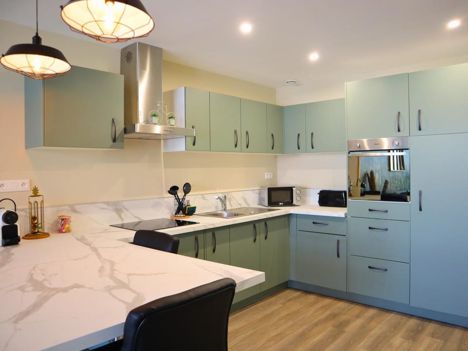 Coffee/tea facilities, dishwasher, microwave, oven, stove, toaster, washing machine, kitchen