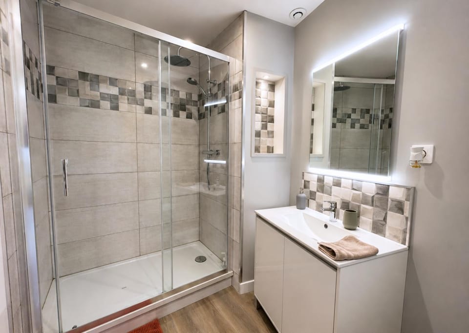 Shower, Bathroom, towels