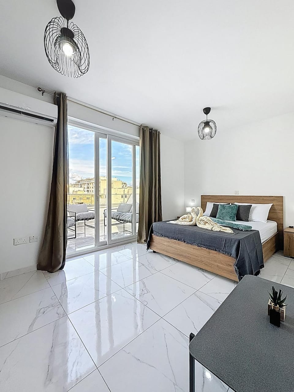 Bedroom, towels