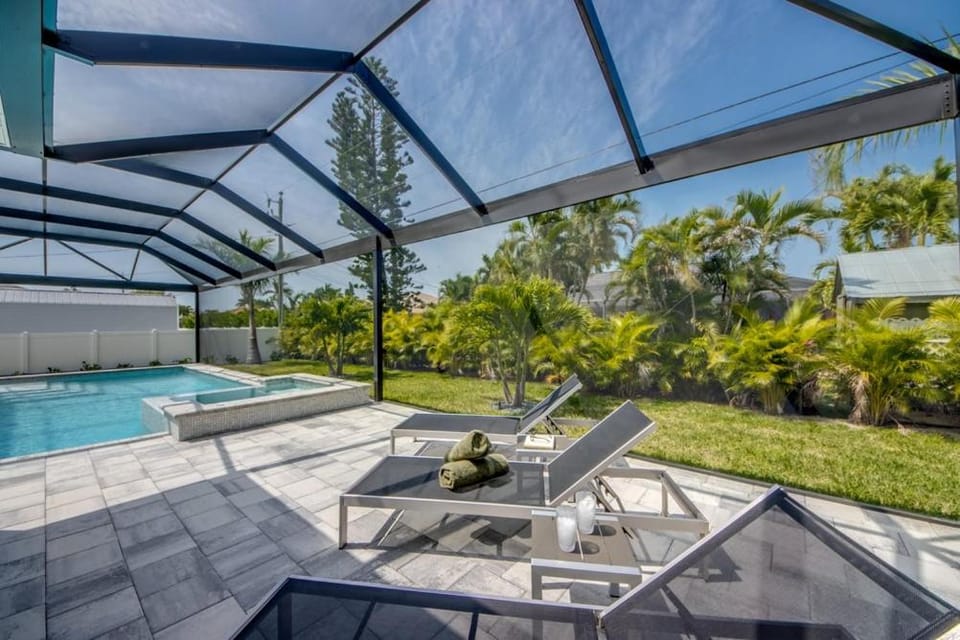 CoralVilla Melody - new, modern, pool & spa, BBQ House in Cape Coral