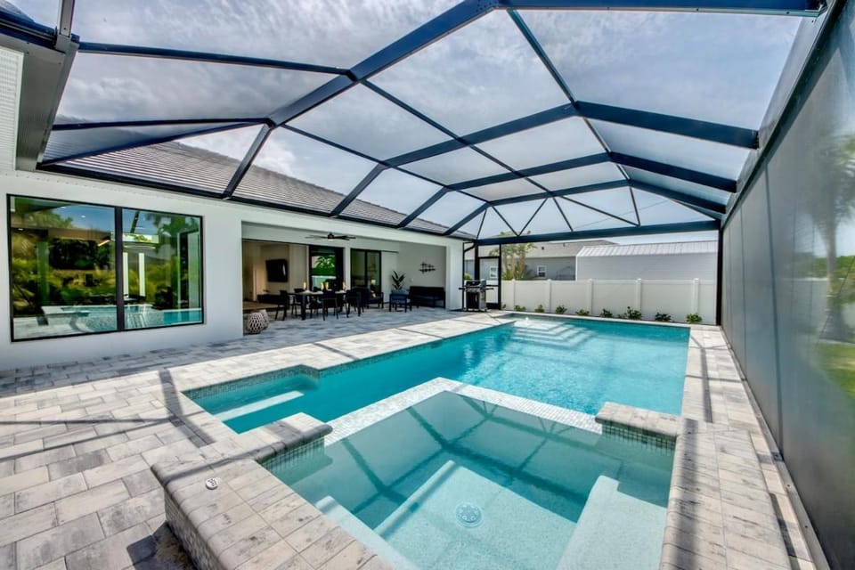CoralVilla Melody - new, modern, pool & spa, BBQ House in Cape Coral