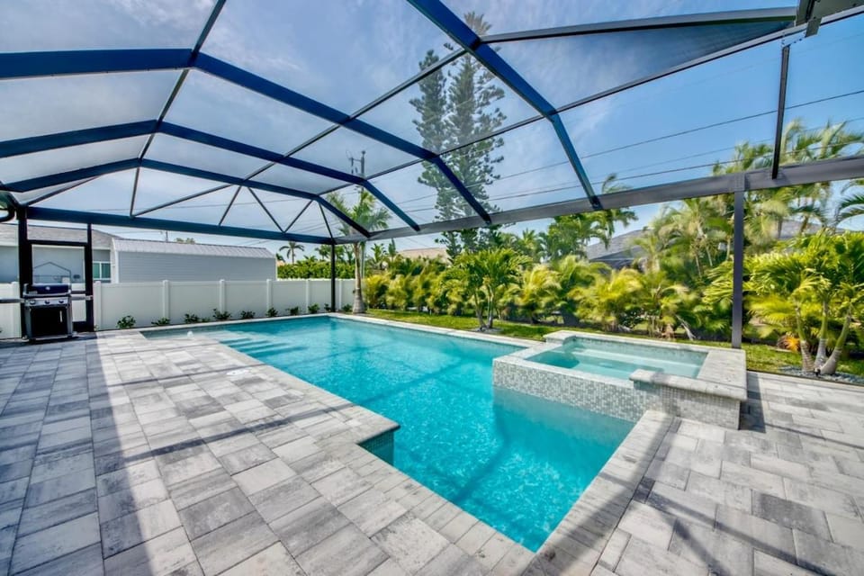 CoralVilla Melody - new, modern, pool & spa, BBQ House in Cape Coral