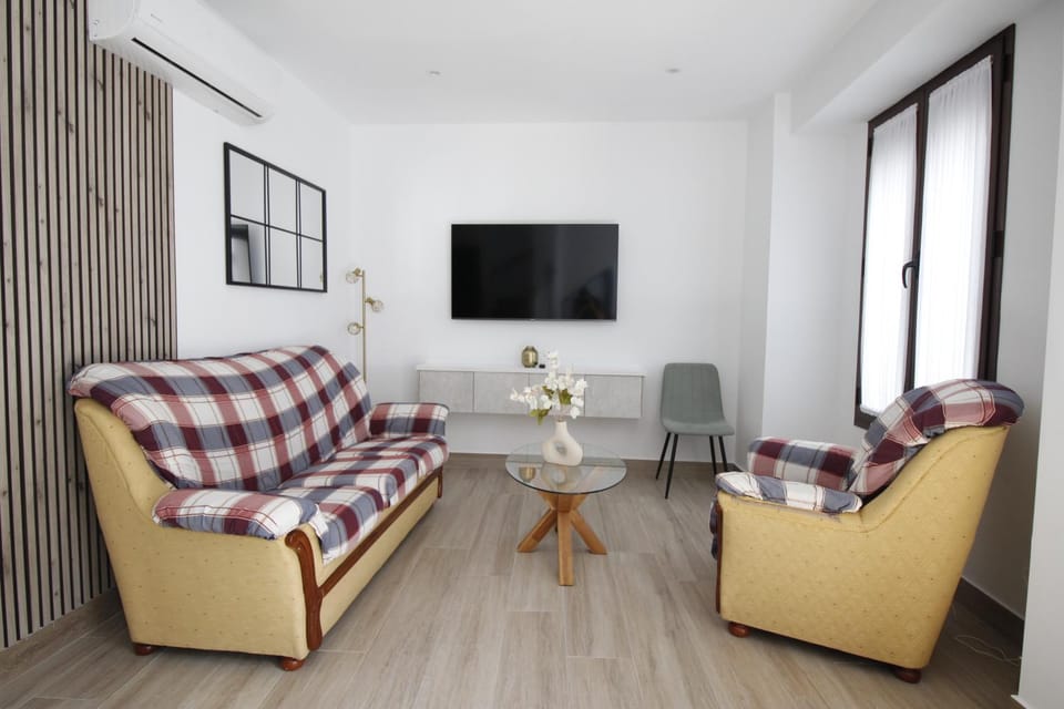 Communal lounge/ TV room, TV and multimedia, Living room, Seating area, Evening entertainment