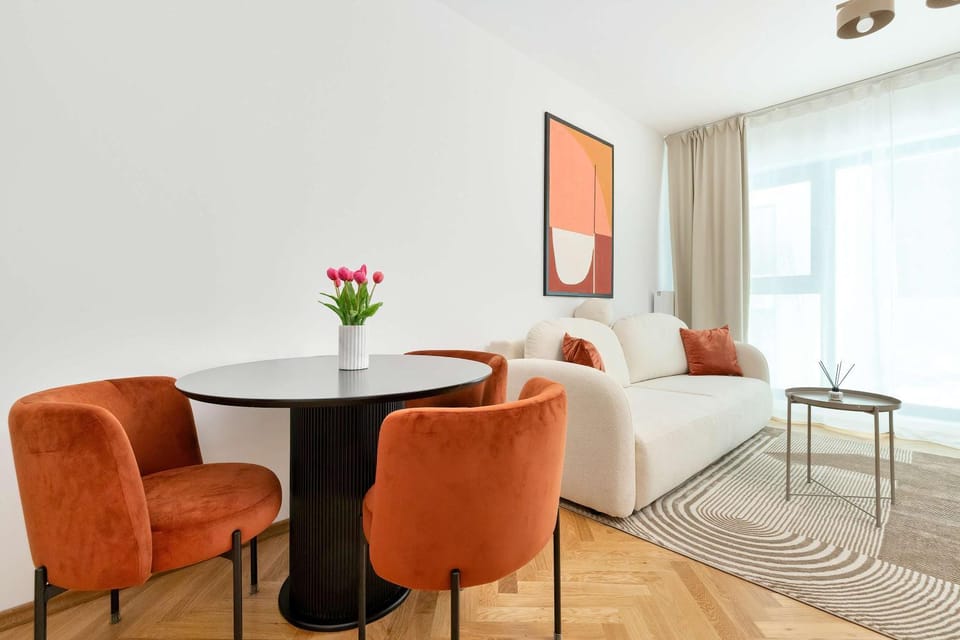 Bed, Photo of the whole room, Seating area, Dining area