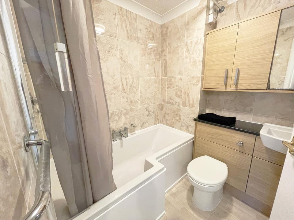 2 Bedroom Apartment From Travaal Apartment in Farnborough
