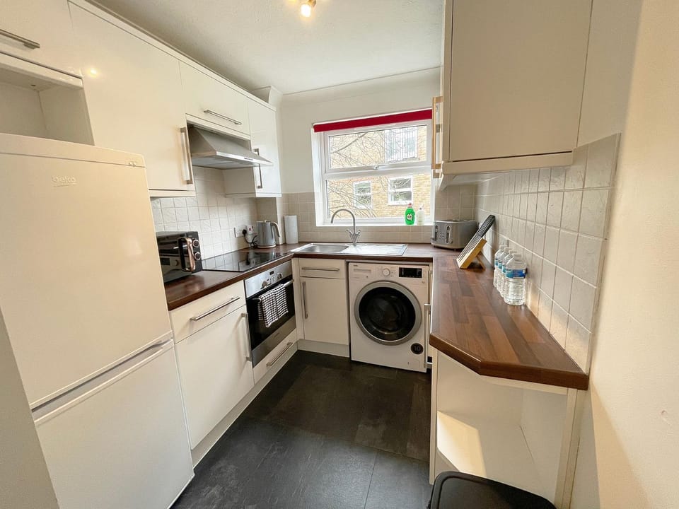 2 Bedroom Apartment From Travaal Apartment in Farnborough