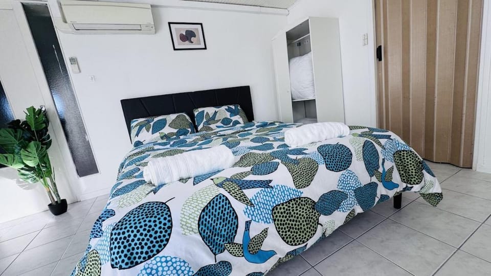 Bed, Photo of the whole room, Bedroom, air conditioner