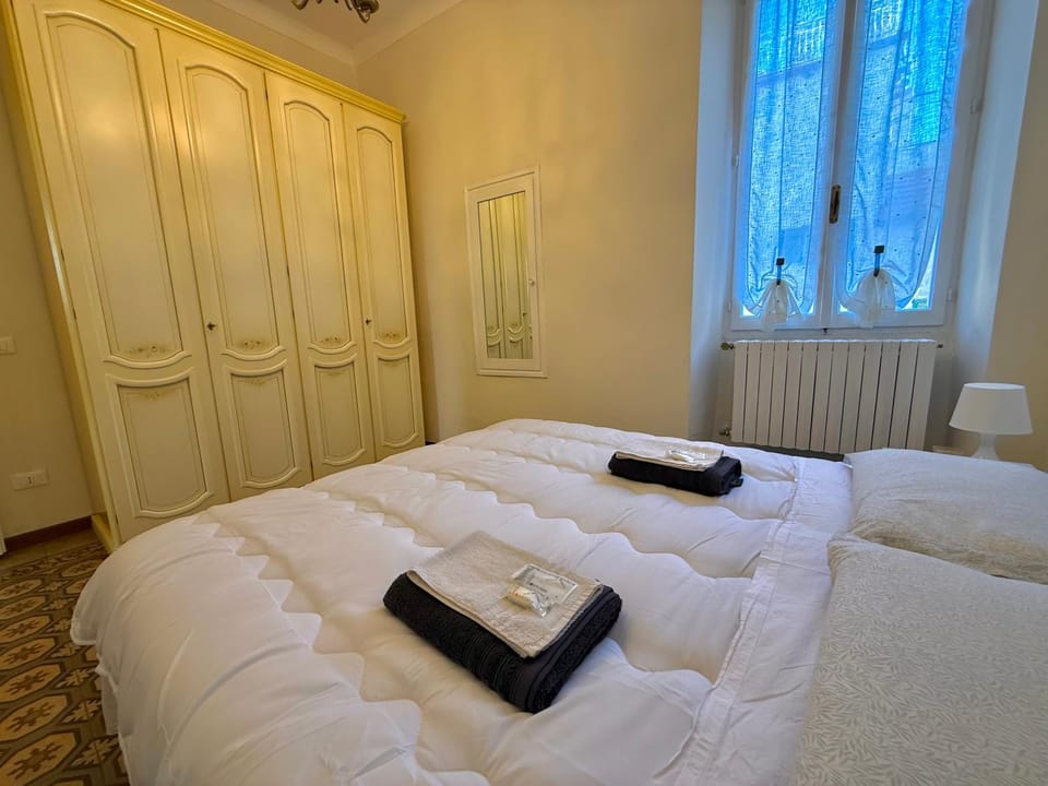 Bed, Photo of the whole room, Bedroom, internet, towels, wardrobe