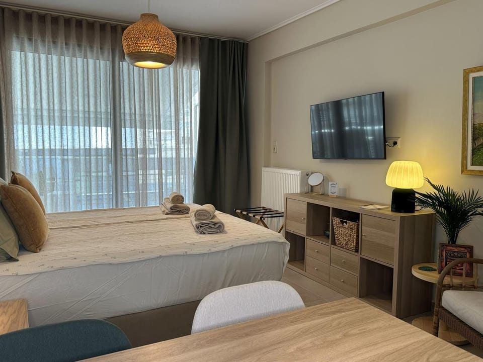 Bed, TV and multimedia, Photo of the whole room, Dining area
